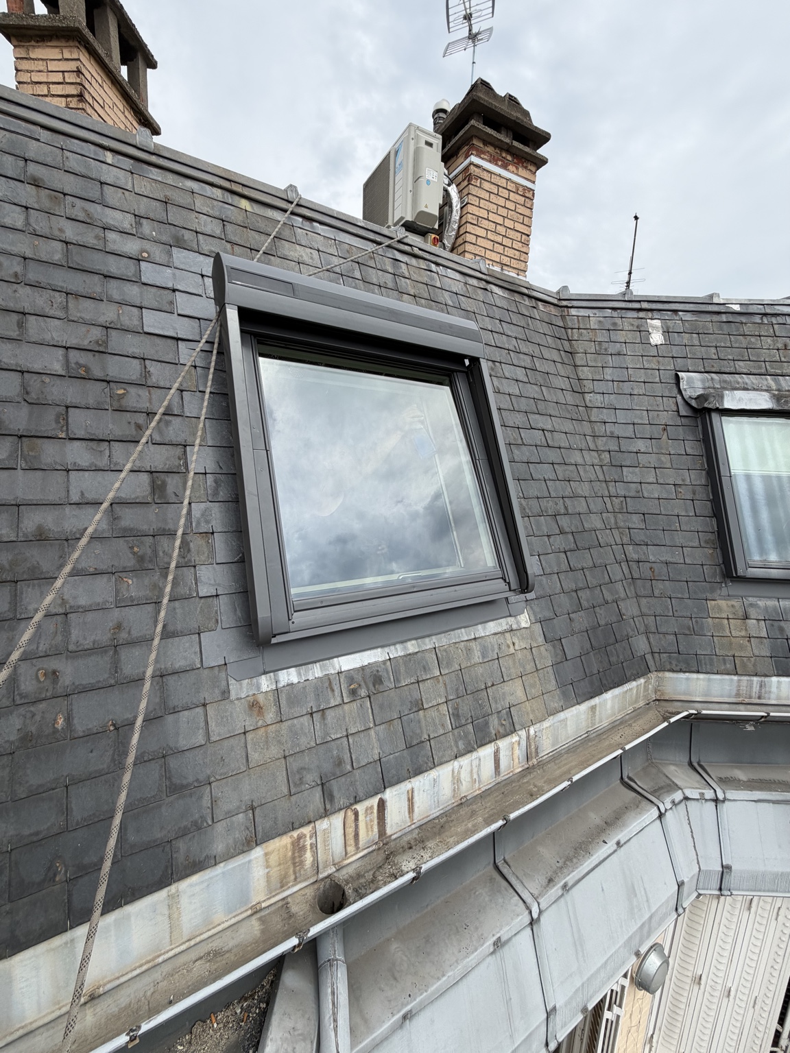 Velux posé sur une couverture en ardoise