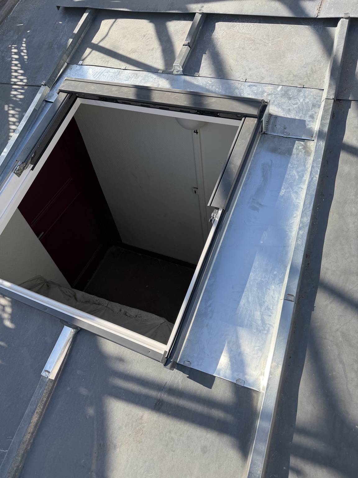 Velux posé sur une couverture en zinc