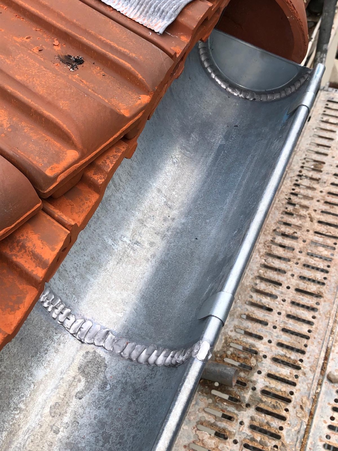 Détail d’une soudure dans une gouttière en zinc