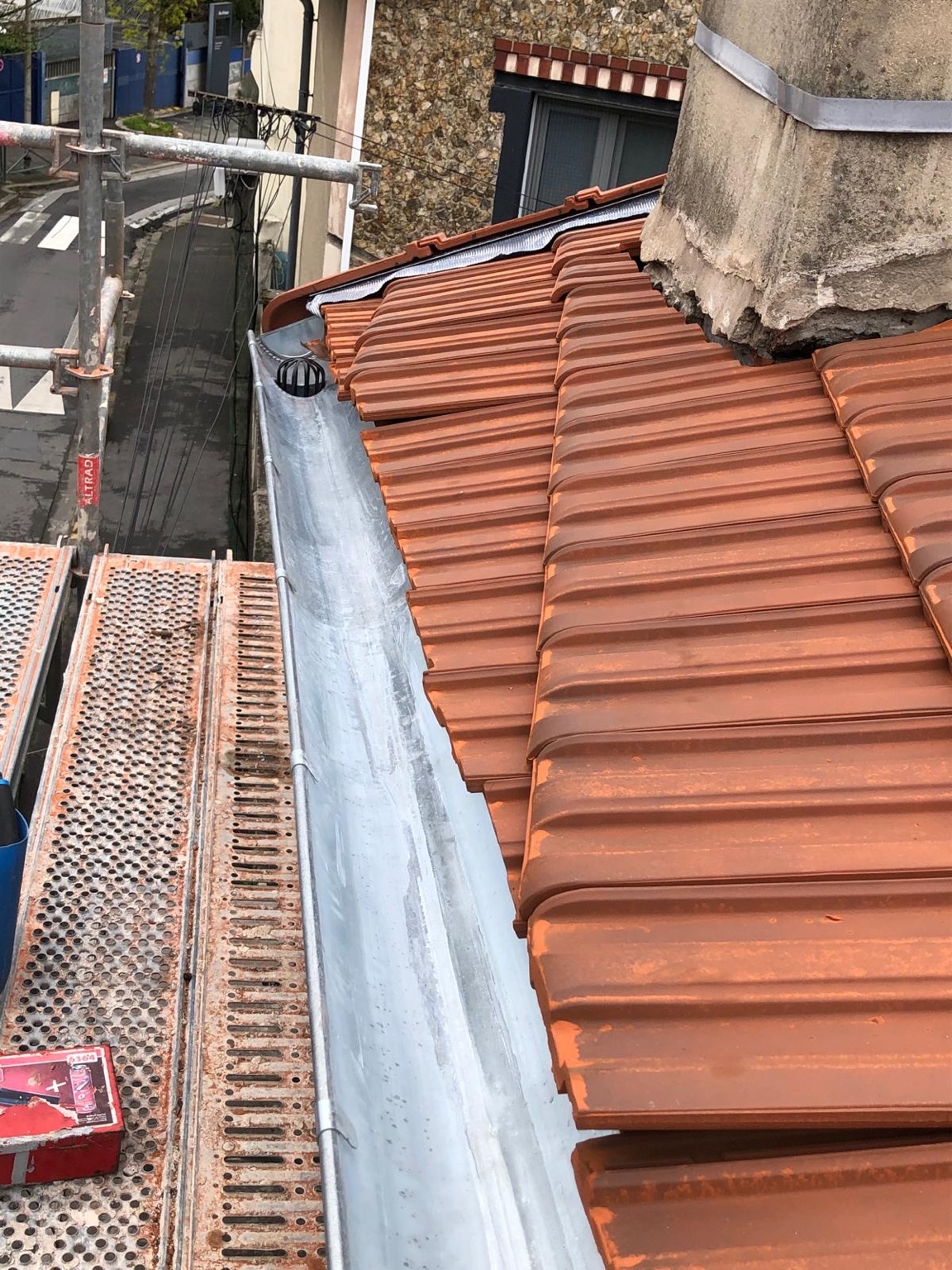 Vue générale de la gouttière en zinc et de la couverture en tuiles