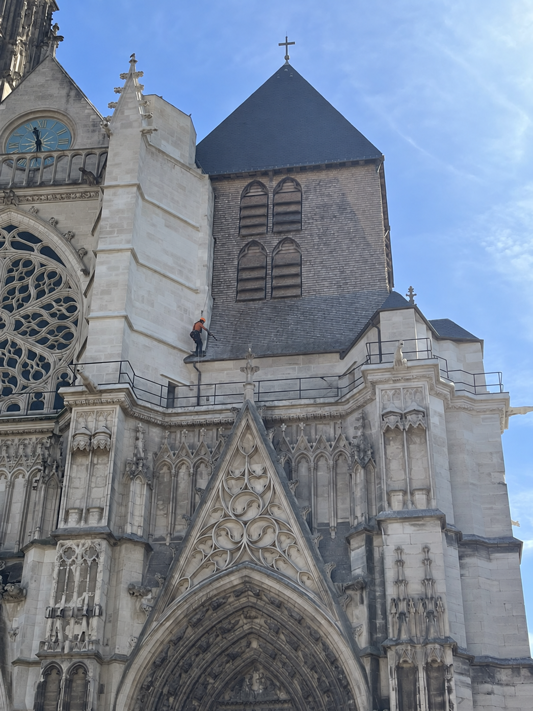 Cordiste équipé d’un casque intervenant en hauteur sur un monument historique