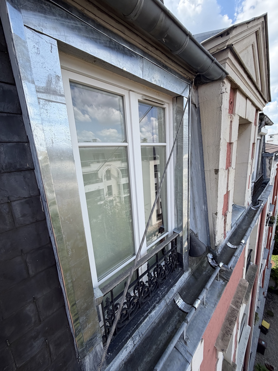 Habillage complet en zinc autour d’une fenêtre en façade