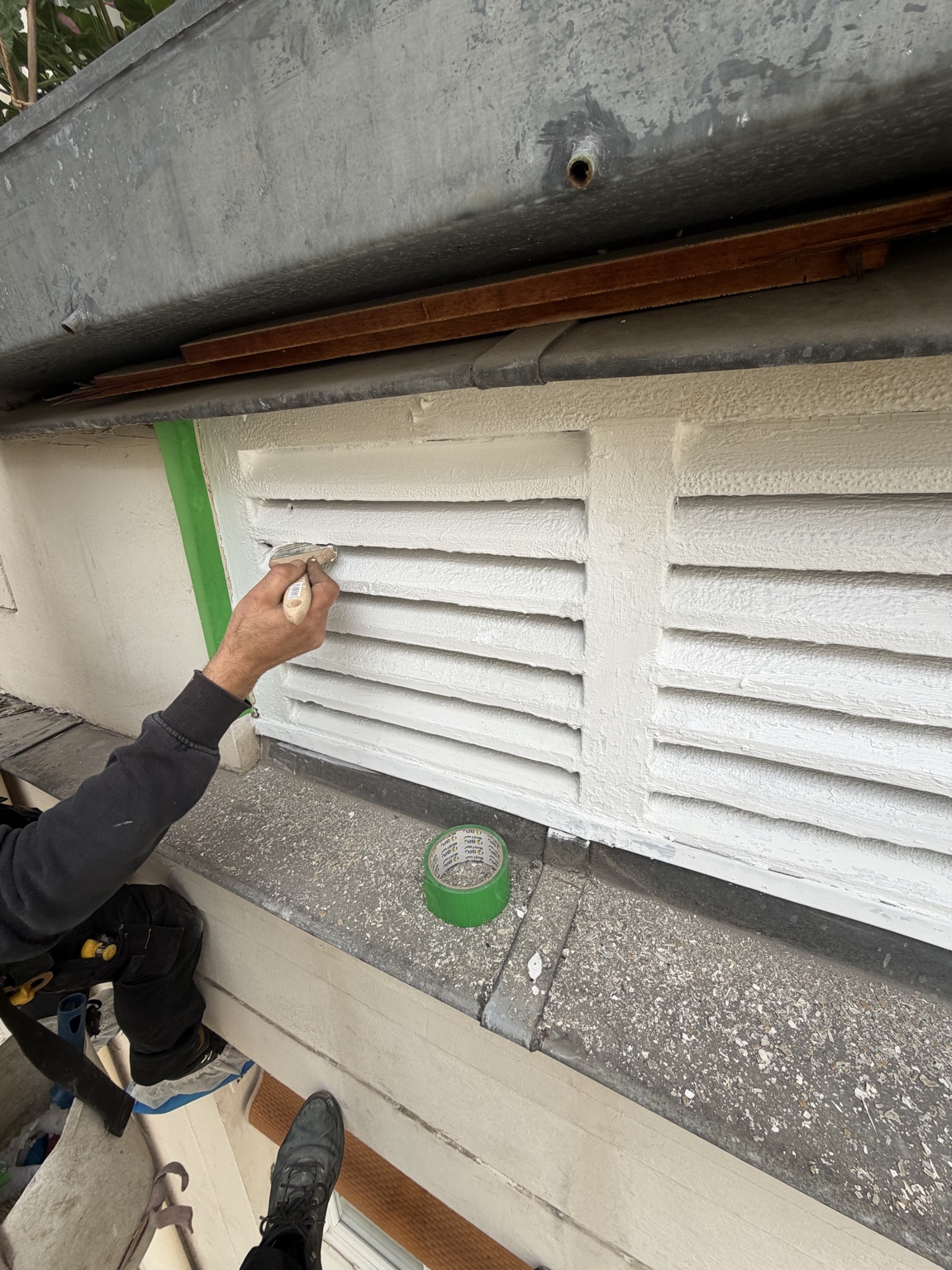 Application de la peinture sur le garde-manger